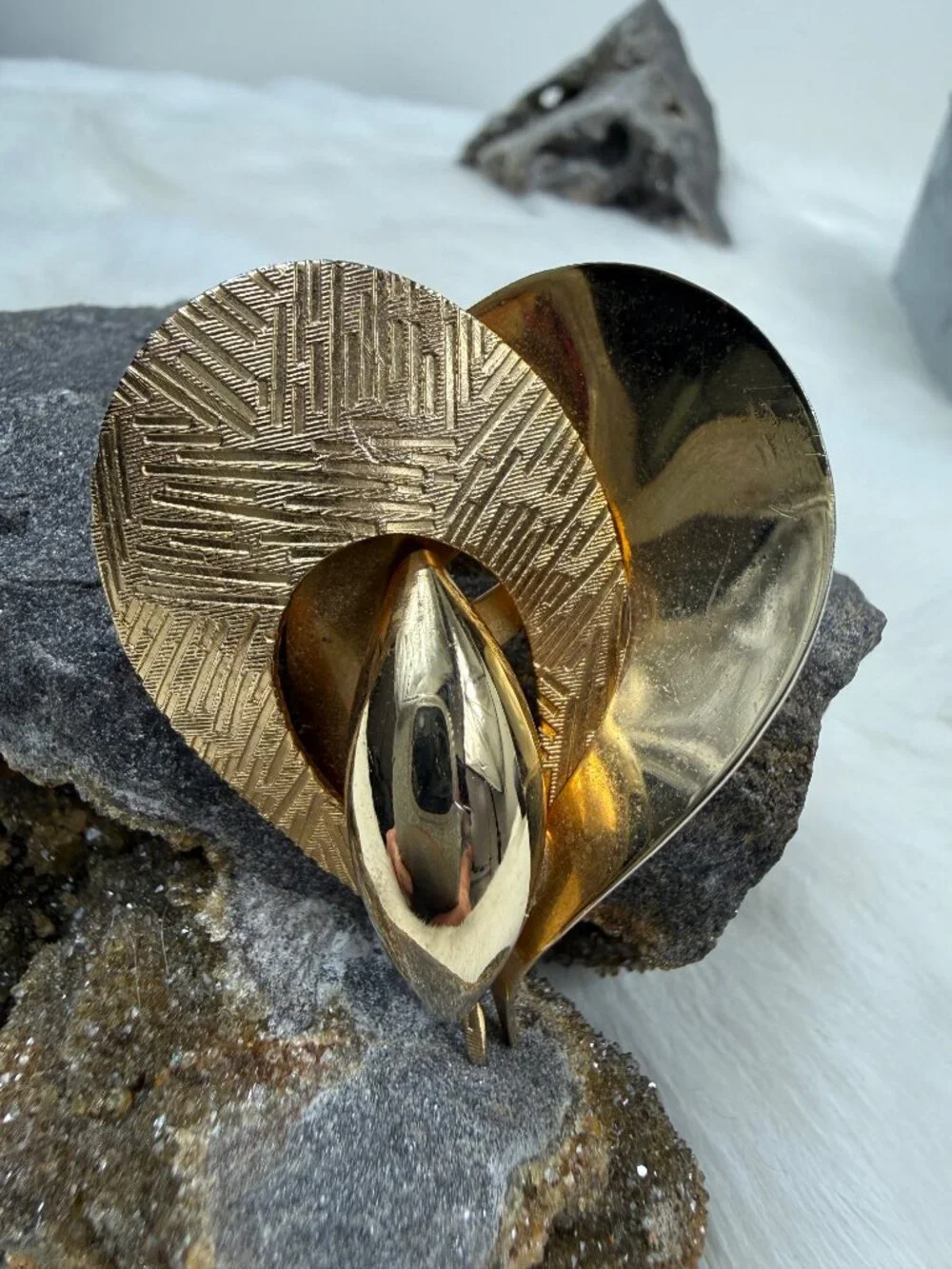 Vintage Textured Gold Tone Abstract Modernist Heart Brooch 2